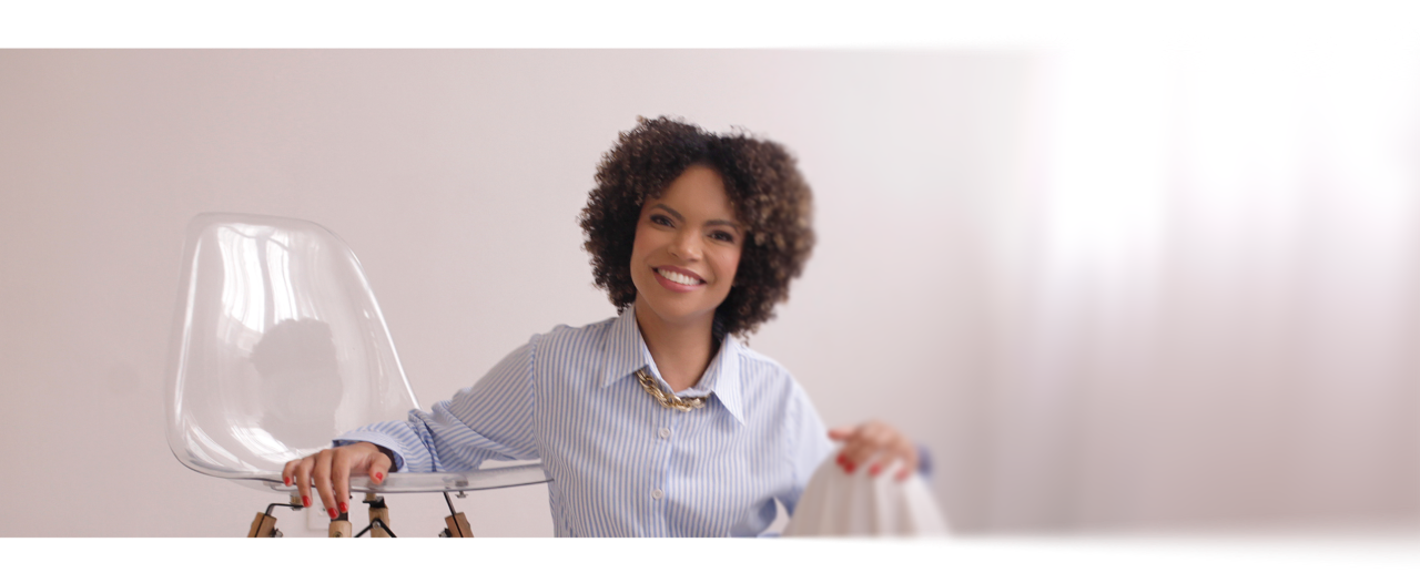 Profissional explicando como funciona o serviço