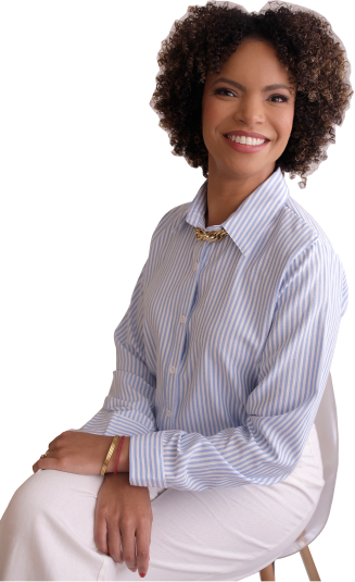 Camila Ventura sorrindo e apoiada em uma mesa com um notebook na empresa Facilite Hub